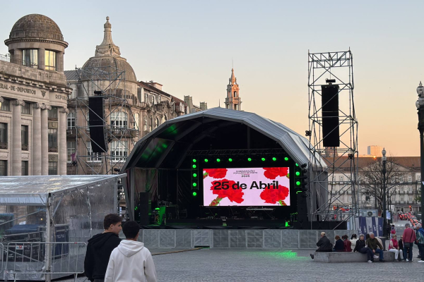 comemoracao-do-25-de-abril-av-dos-aliados-porto77590767-649A-C445-0732-6672BBD92A84.jpg